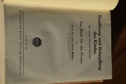 Ernährung und Behandlung des Kindes : Mit kurzen klinischen Hinweisen. 1936